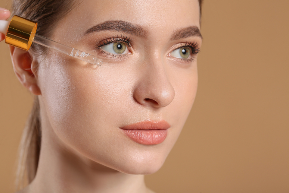 Serum wird mit einer Pipette auf die Haut unter dem Auge aufgetragen