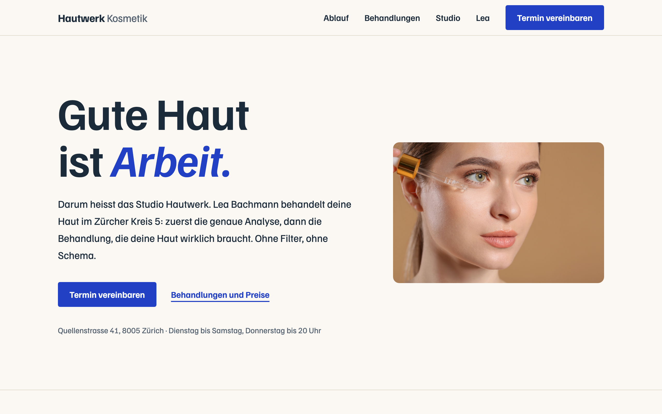 Startseite der Beispiel-Website für das Kosmetikstudio Hautwerk im Zürcher Kreis 5, mit der Überschrift «Gute Haut ist Arbeit» und der Illustration eines entspannten Gesichts mit Frottee-Turban.