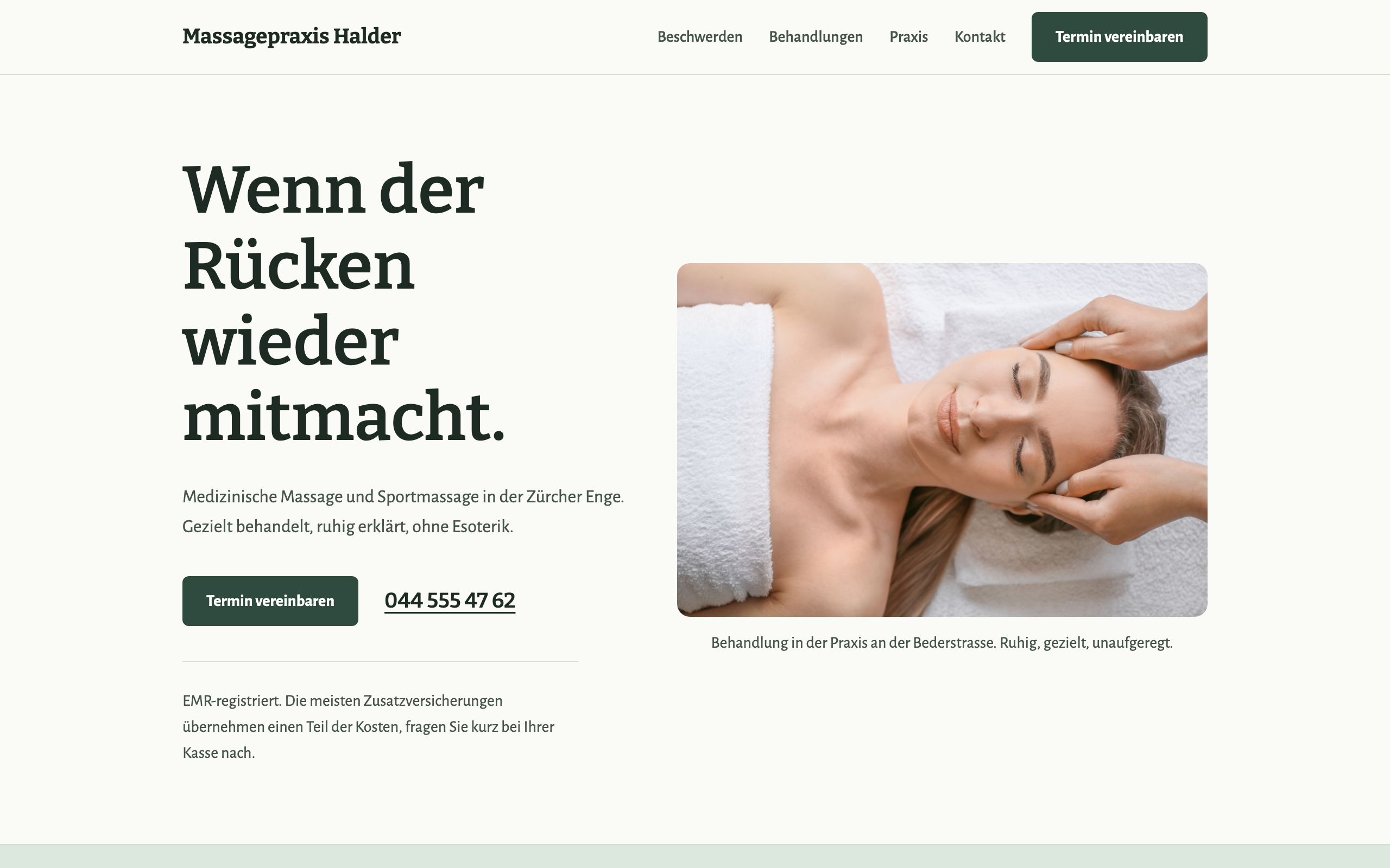Startseite der Beispiel-Website für die Massagepraxis Halder in der Zürcher Enge, hell in Grün und Weiss, mit der Überschrift «Wenn der Rücken wieder mitmacht» und einer Illustration des Behandlungsraums mit Massageliege.